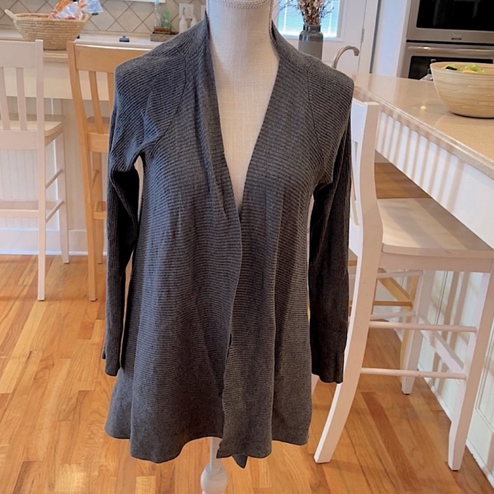 💜 5 for $25 or 3 for $18 Dana Buchman gray ribbed open front cardigan